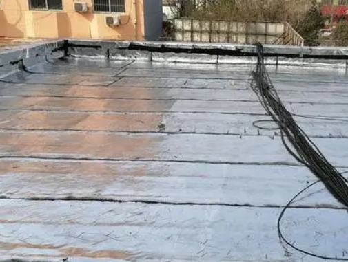 邯郸市卫生间漏水维修公司分享下邯郸市屋面楼顶防水刚性防水层施工要点。